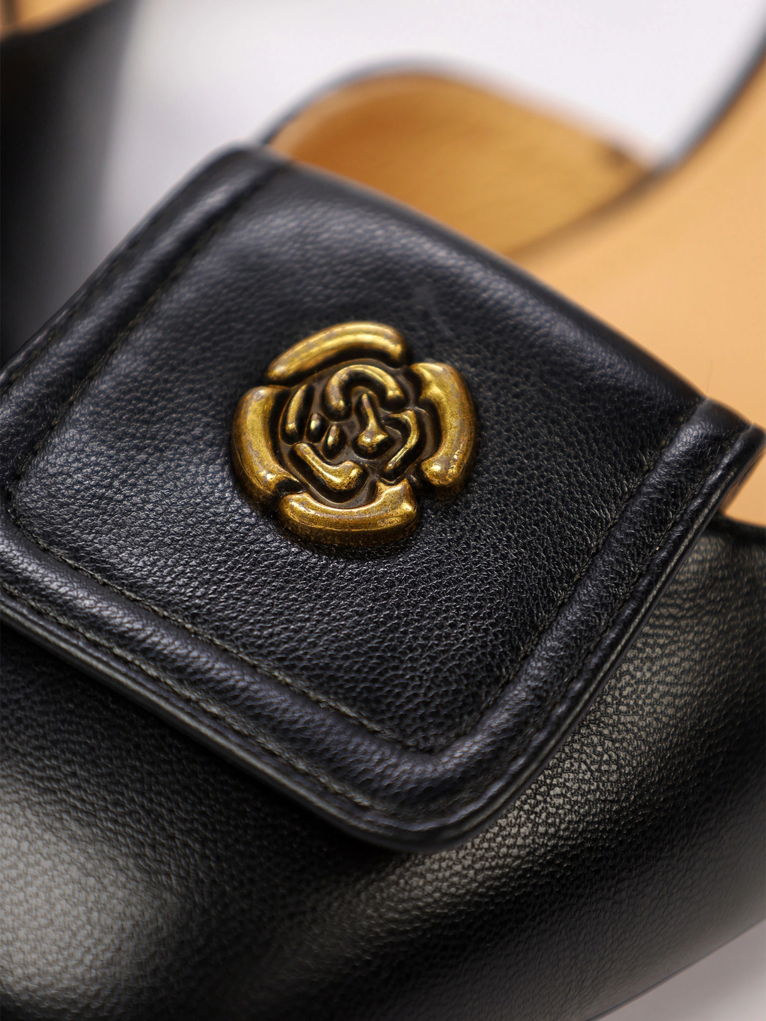 Туфли черного цвета  с ремешком на высоком каблуке